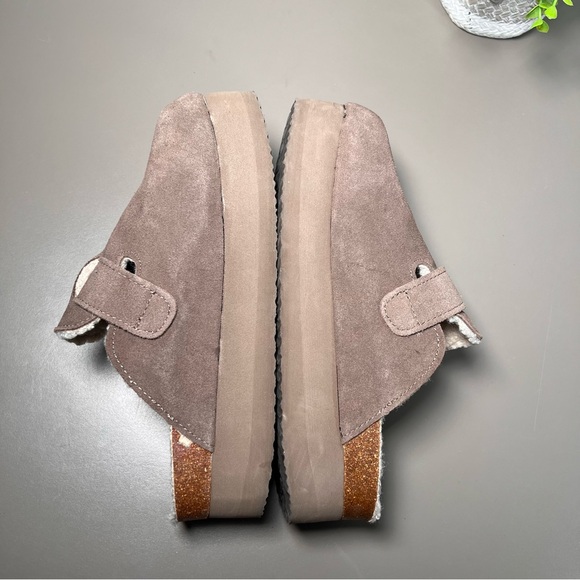 CUSHIONAIRE Beige Suede Faux Fur Lined Slip On Platform Clogs Women’s Size 10 - Picture 2 of 7
